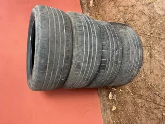Image  de 4 pneus Continental bon état à vendre à Antananarivo.